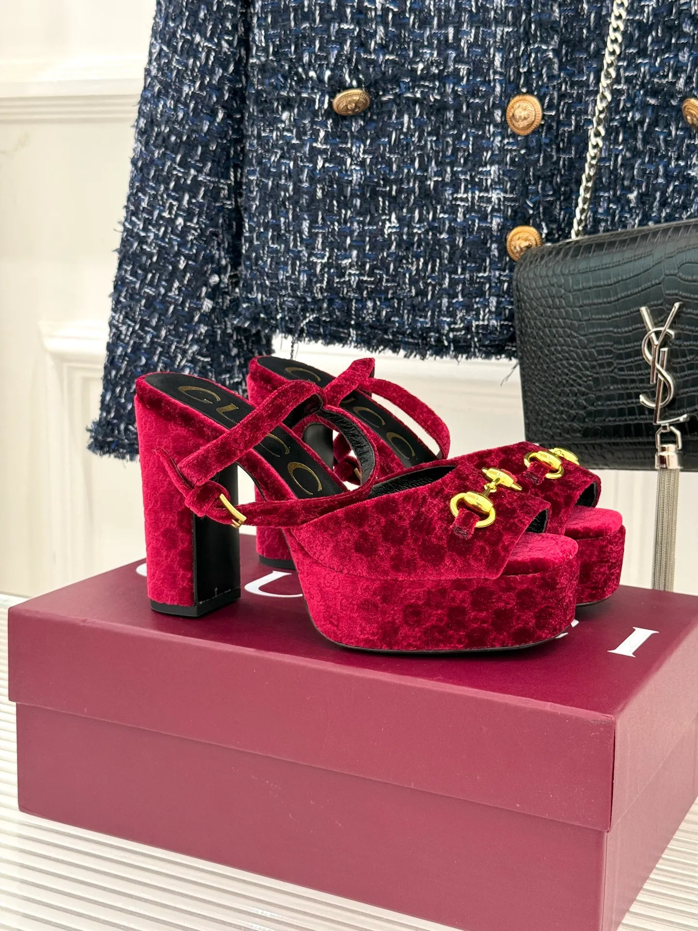Factory direct sales p660🐘🐘Women's shoes Women's clothing Gucci/Gucci classic horsebit pointed velvet square toe waterproof platform high-heeled sandals When the classic horsebit meets velvet texture, these sandals have become synonymous with elegance and individuality. The square toe design breaks the sharpness of the pointed toe and adds a bit of retro laziness. The delicate velvet upper feels luxurious and shows a high-end texture with the flow of light and shadow. Every step brings a gentle aura. The iconic metal horsebit embellishes the shoe body, instantly awakening brand recognition and cleverly blending retro style with modern fashion. The golden ratio of waterproof platforms and high heels not only lengthens the leg lines but also reduces walking pressure, allowing elegance without compromising comfort. Whether worn with a gorgeous dress to attend a dinner party or paired with retro jeans for a daily look, it can easily hold the spotlight and become the finishing touch in the look, highlighting unique taste and extraordinary style. The fabric is made of original customized velvet and the inner pads are all sheepskin. Heel height: 10.8 Water platform: 3.3 Italian imported genuine leather outsole size: 35-39 (40/41/42 customized)